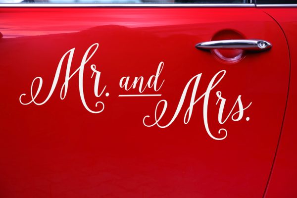 Nálepka na auto Mr. and Mrs.