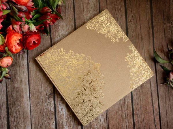 Svadobná-kniha-hostí-kraft-so-zlatým-ornamentom